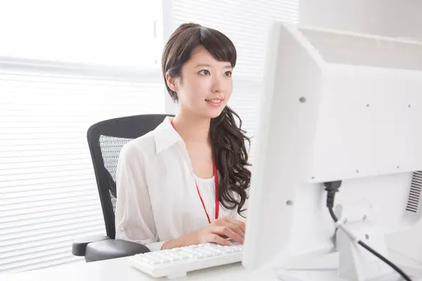 Close Asian Woman Working Computer — Stock Photo, Image