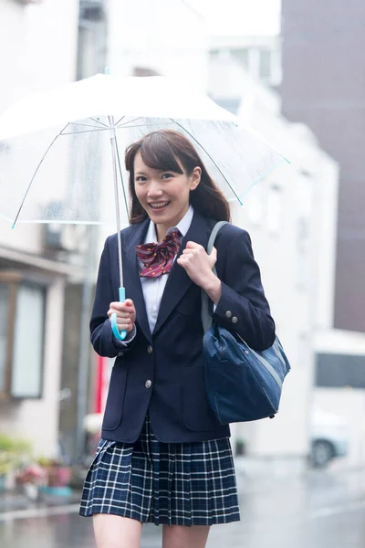 Vacker Asiatisk Flicka Poserar Utomhus Med Transparent Paraply — Stockfoto