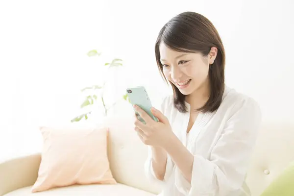 Ritratto Bella Giovane Donna Asiatica Utilizzando Smartphone Isolato Bianco — Foto Stock