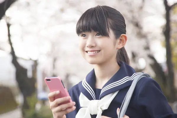 Sorrindo Estudante Japonês Usando Smartphone Rua — Fotografia de Stock