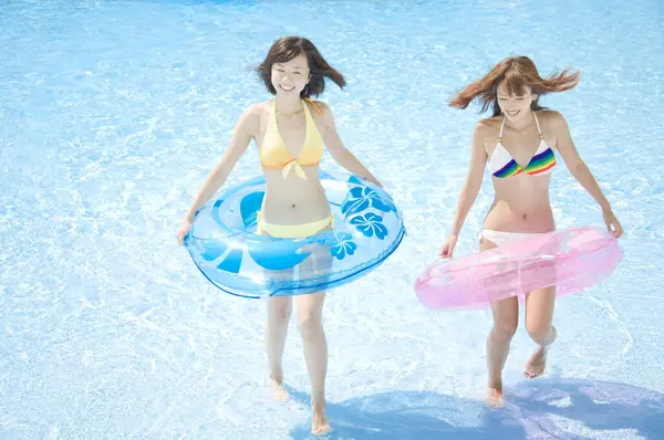 Piękne Japonki Kolorowych Strojach Kąpielowych Bawiące Się Basenie Koncepcja Wakacji — Zdjęcie stockowe