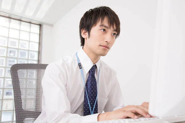 Junger Asiatischer Geschäftsmann Arbeitet Büro — Stockfoto