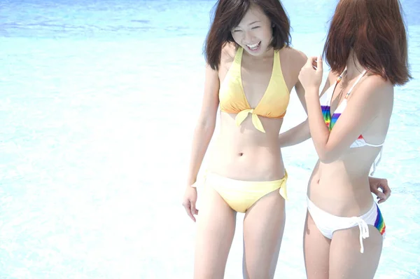Όμορφες Γιαπωνέζες Πολύχρωμα Μαγιό Διασκεδάζουν Στην Πισίνα Κάνουν Διακοπές — Φωτογραφία Αρχείου