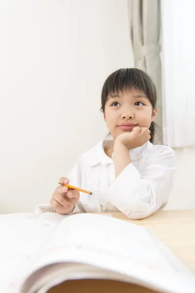Маленькая Азиатская Девочка Делает Домашнее Задание — стоковое фото
