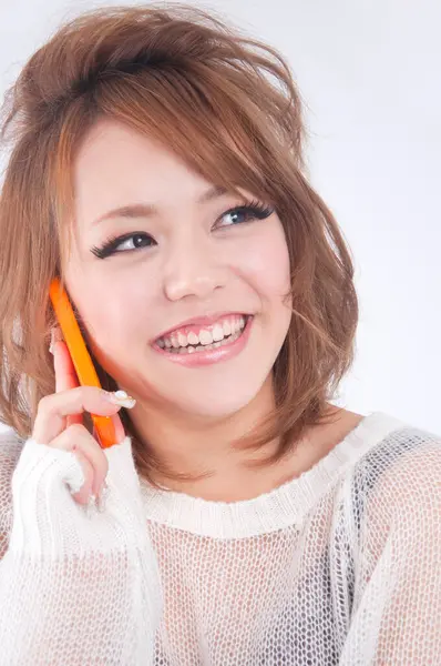 Cep telefonlu Asyalı kadın portresi, stüdyo fotoğrafı. 