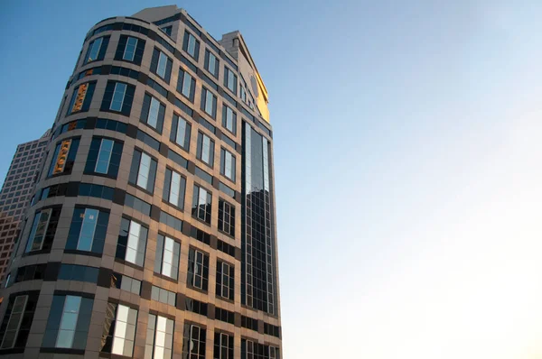 Şehirdeki Modern Yüksek Bina Mavi Gökyüzüne Karşı — Stok fotoğraf