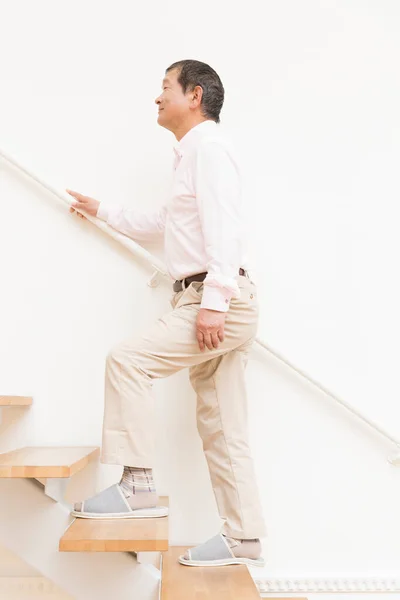 Senior Aziatische Man Wit Shirt Lopen Trap — Stockfoto
