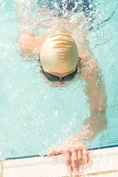 Yüzme havuzundaki Asyalı adam. 