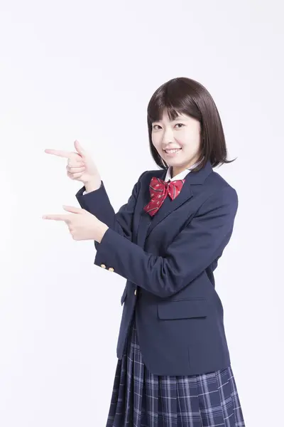 Portret Van Lachend Aziatisch Schoolmeisje Wijzend — Stockfoto