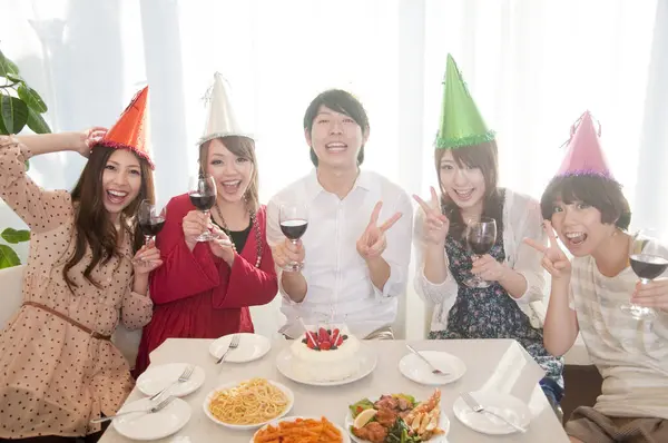 Asiático Amigos Celebrando Cumpleaños Teniendo Fiesta Casa —  Fotos de Stock