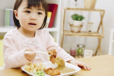 Güzel Asyalı kız evde Japon yemeği yiyor.