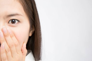 Güzel Japon kadının beyaz arka planda çekilmiş stüdyo görüntüleri. 