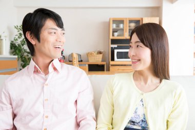 kameraya gülümseyen genç Çift