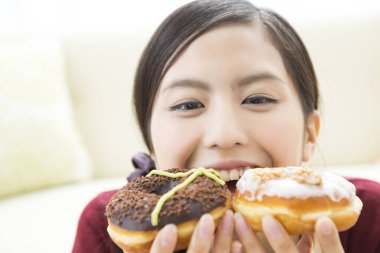 Donutlu Asyalı kadın.