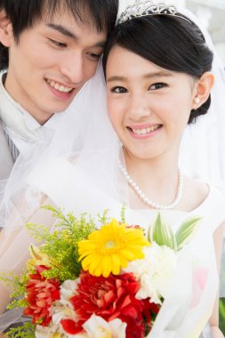 Mutlu Asyalı gelin ve damadın portresi 