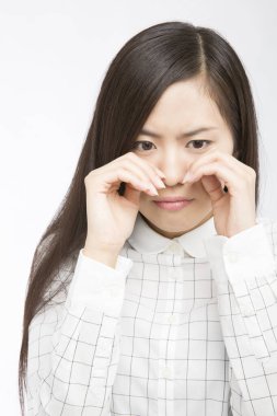 Beyaz arka planda ağlayan güzel üzgün Japon kadının stüdyo çekimi. 