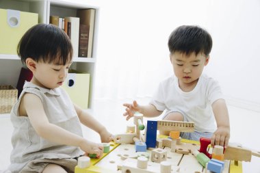 Odada oynayan iki tatlı Japon çocuk.