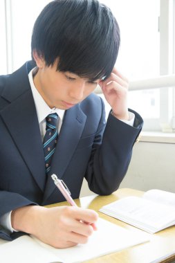 Sınıfta okuyan Japon öğrencinin portresi.