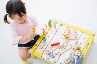 Ev içi oyuncaklarla oynayan sevimli Japon kızın yakın çekimi. 