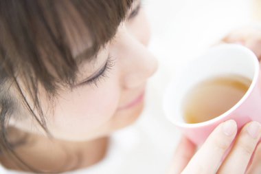 Sabahları çay içen bir kadın.