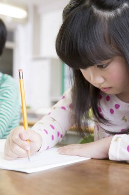 Şirin Asyalı kız sınıfta okuyor.