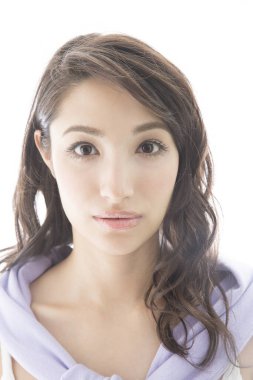 gülümseyen genç Asyalı kadın