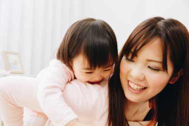 Anne ve kızı evde.