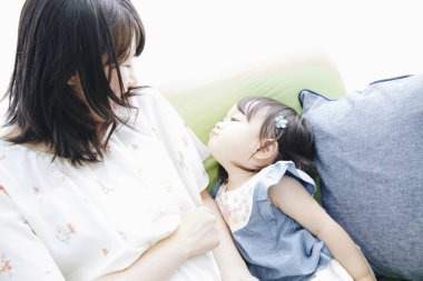 Anne ve kızı yatakta