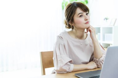 Dizüstü bilgisayarla çalışan bir kadın.