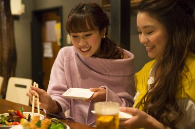 Geleneksel Japon restoranında Asyalı genç kadınlar 