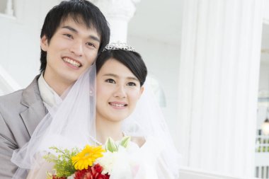 Mutlu Asyalı gelin ve damadın portresi 