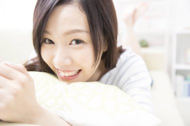 Kameraya gülümseyen güzel Asyalı kadın portresi