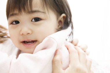 Kameraya bakarak bebeğin kız 