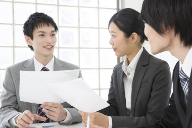 Ofiste toplanan kendinden emin genç iş adamlarının portresi.