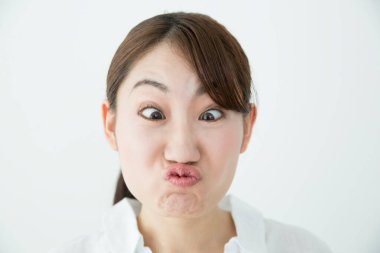 Kadın surat yapıyor, komik bir ifade.