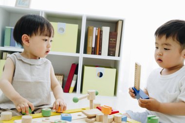 Odada oynayan iki tatlı Japon çocuk.