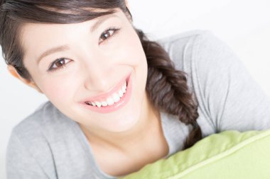 Yatakta yatan Asyalı genç kadının portresi.