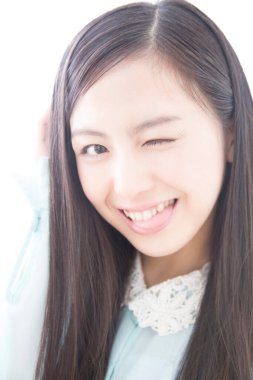 Genç Asyalı kadın göz kırpıyor 