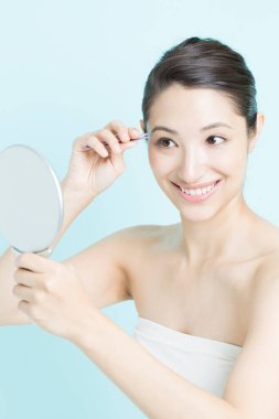 Cımbızla güzel genç bir kadının yakın görüntüsü 