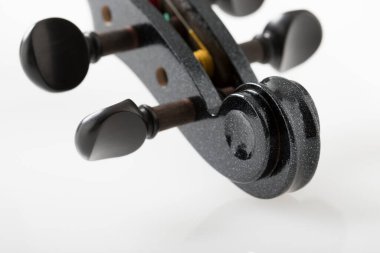 Beyaz arkaplandaki kemanın ayrıntılı görünümünü kapat