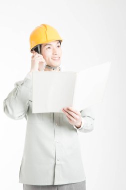 Beyaz stüdyo arka planında poz veren kasklı yakışıklı Japon bir adamın portresi.