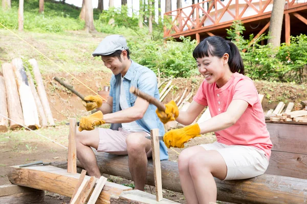 Fiatal Ázsiai Emberek Fát Készítenek Máglyára Emberek Élvezik Kemping Természetben — Stock Fotó