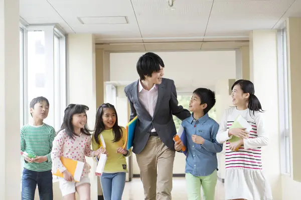Ομάδα Παιδιών Από Την Ιαπωνία Δάσκαλο Που Περπατά Στο Διάδρομο — Φωτογραφία Αρχείου