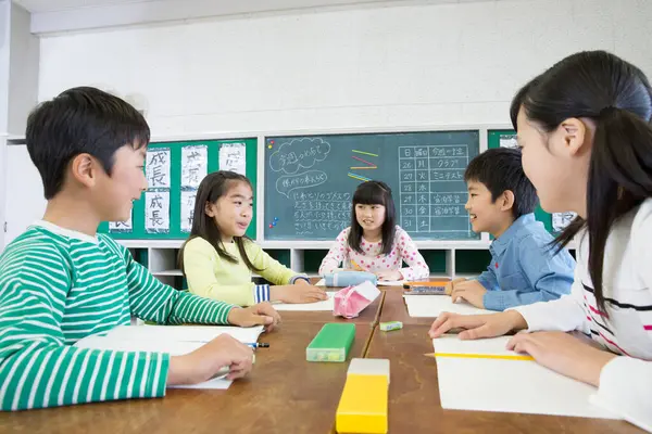Asyalı okul çocukları sınıfta okuyor.