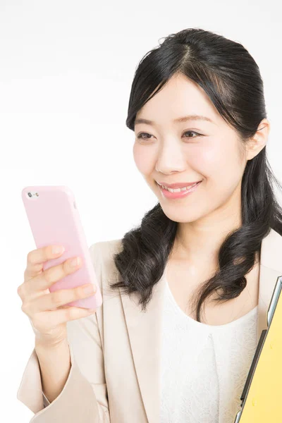 Πορτρέτο Της Όμορφης Ιαπωνικής Επιχειρηματίας Smartphone Λευκό Φόντο — Φωτογραφία Αρχείου