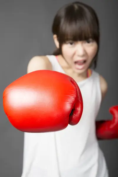 亚洲女人 戴着红色拳击手套 — 图库照片