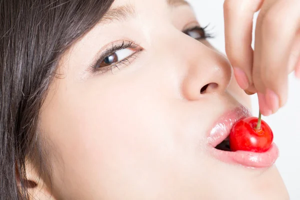 Zbliżenie Strzał Piękny Azji Japoński Dziewczyna Jedzenie Słodkie Wiśnia Izolowane — Zdjęcie stockowe