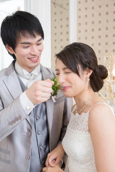 Handsome Young Groom Feeding Beautiful Bride Wedding Cake — Stock Photo, Image