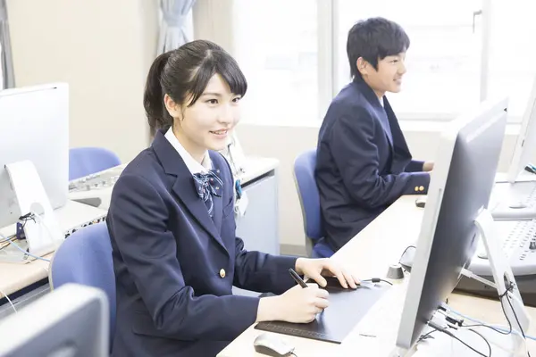 Νέοι Ιάπωνες Φοιτητές Που Εργάζονται Στην Τάξη Υπολογιστών — Φωτογραφία Αρχείου