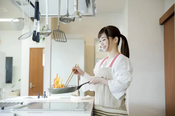 Porträt Einer Jungen Japanerin Bei Der Essenszubereitung Der Küche — Stockfoto